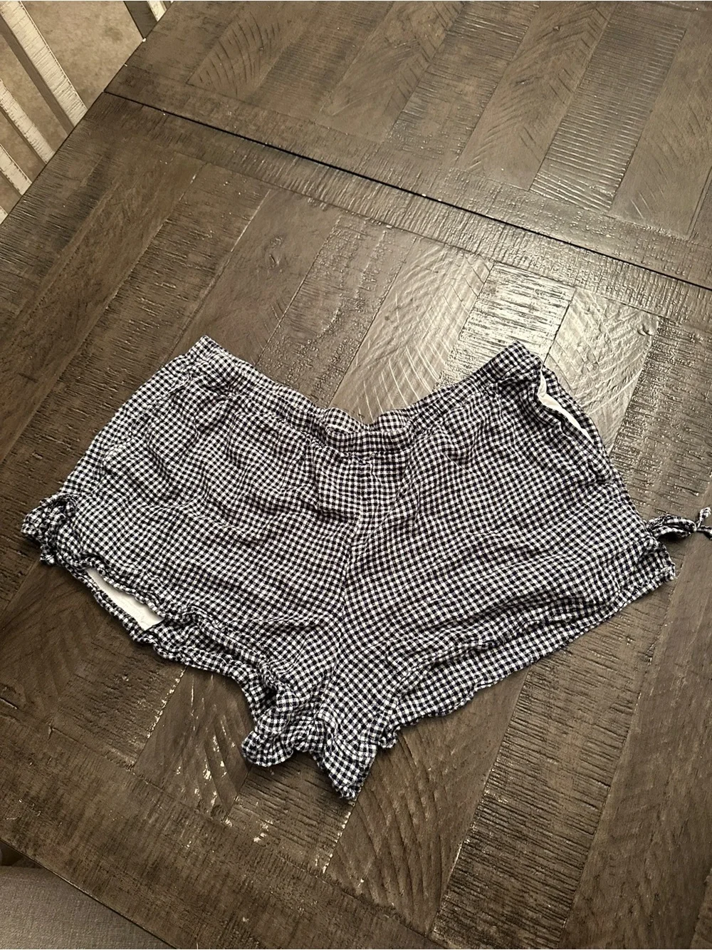 HOLLISTER SIZE LARGE Gingham Drawstring Women’s Shorts - Black/White